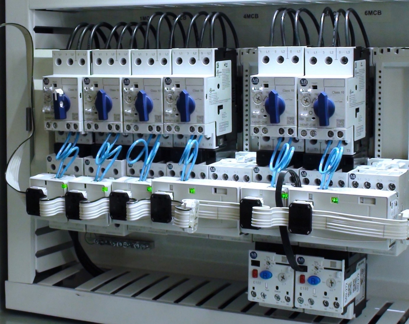 EtherNet/IP™ szekrénybe épített rendszer – Innovatív megoldás az egyszerűsített vezérlőpanelekhez